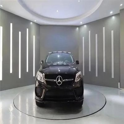 Auto-lift draaitafel voor en stijlvolle voertuig display in tentoonstellingszalen en showrooms